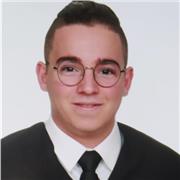 Me defino como nativo-inglés nacido en España, en mi casa se habla inglés desde que nací. Estaría dispuesto a dar clases de inglés a cualquier tipo de público